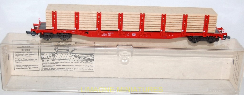 Wagon plat à 2 essieux, à ranchers, type Ks, chargé de tuyaux MANNESMANN